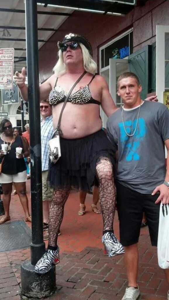 Человек с большой улыбкой. Странные смехи людей. Довольная рожа. Креативный человек. Забавные статуи.