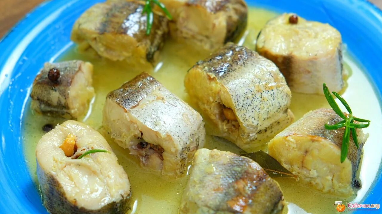 Рыба быстро и вкусно рецепты. Хек блюдо. рыбные блюда из хека. блюда из хека минтая. рыба хек блюдо.