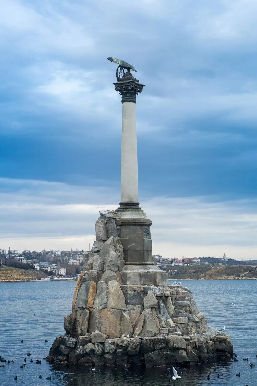 Севастополь артбухта 19 век. Крымская война 1853-1856 памятник затопленным кораблям. Создание города севастополя. Памятник кораблям в севастополе. Создание города севастополя.