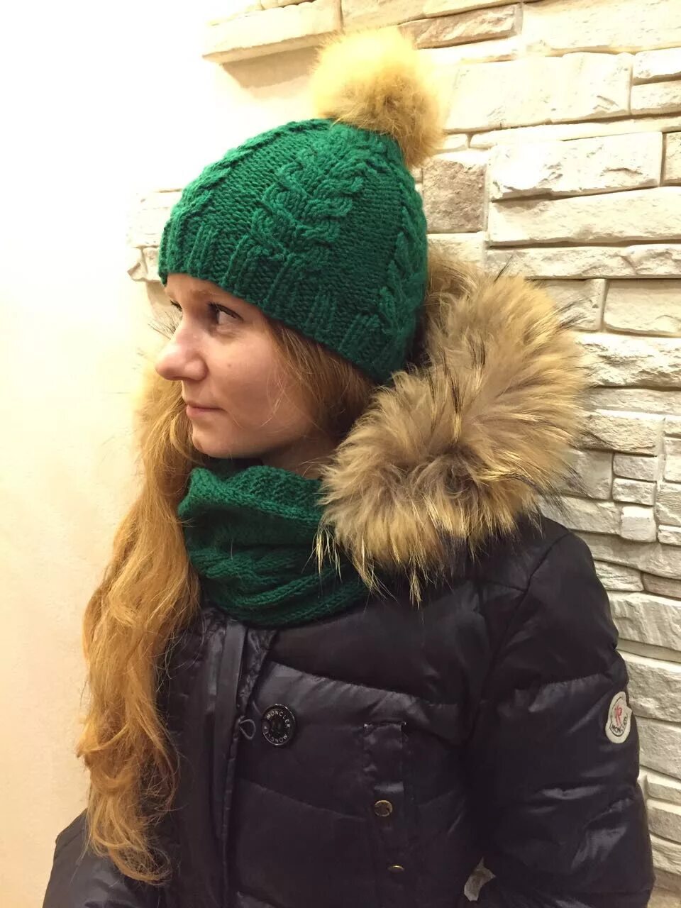 Какого цвета шапку к темно зеленому пуховику. Шапка к зеленому пуховику. шапка к серо зеленому пуховику. пуховик и шапка с помпоном. зеленый пуховик и бордовая шапка.