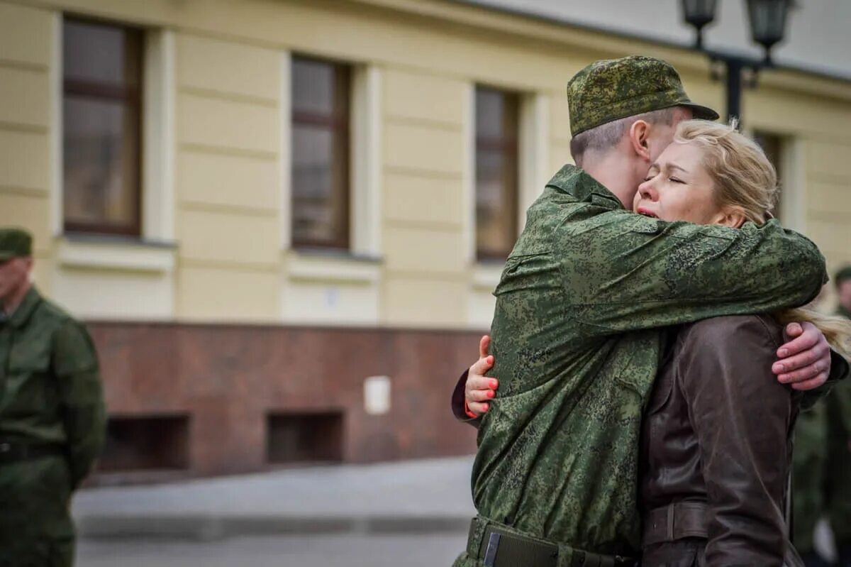 Военкомат пришел домой. Мать провожает сына в армию. Солдат обнимает. Мама солдата. Провожаем сына в армию.