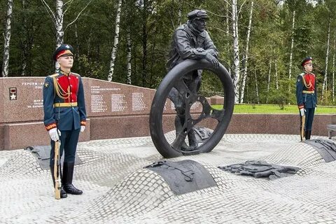 Расположен памятник