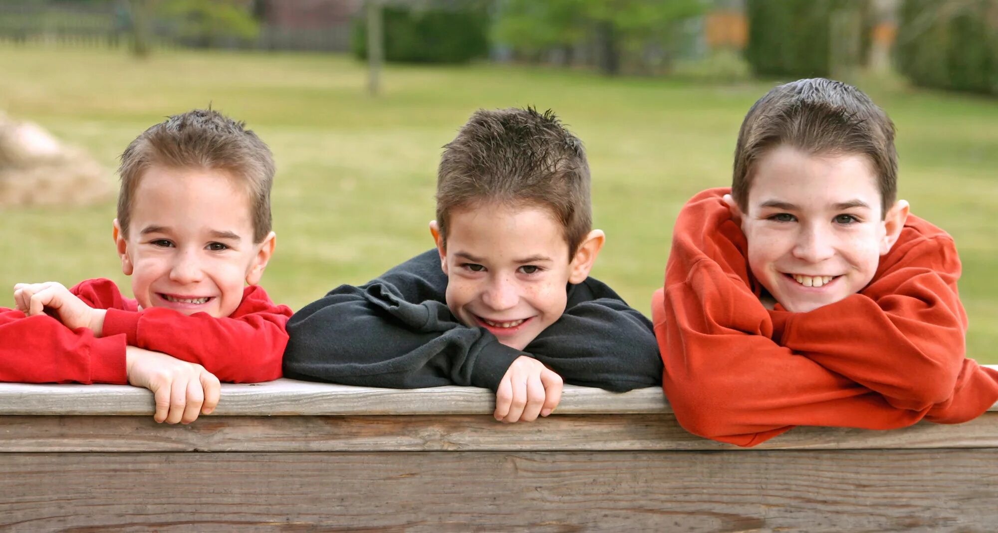 Три пацана на фоне. Three boy. Друзья мальчики. Four boys. Boys playing in water.