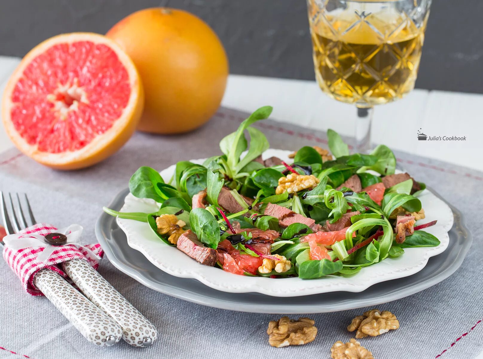 салат с куриной грудкой и грейпфрутом. куриный салат с грейпфрутом. салат из грейпфрута и курицы. салат с авокадо и куриной грудкой. салат с курицей авокадо и апельсином.