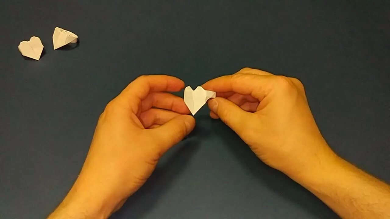 Как делать кольцо видео. Оригами кольцо сердечко. колечко сердечко из бумаги. кольцо сердце из бумаги. оригами из бумаги кольцо с сердечком.