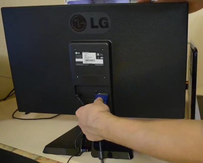 Подключить монитор к системному. Шнуры сзади монитора lg. подключить монитор к компьютеру. как подключить провода к компьютеру и монитору. кабель для монитора к ноутбуку.