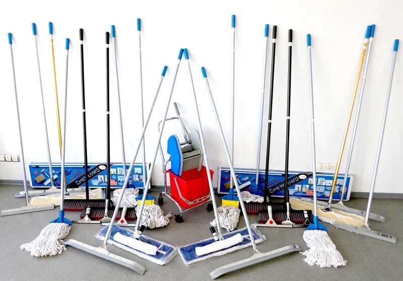 Инвентарь для уборки. Хозяйственный инвентарь. Хозяйственные товары. Атрибуты уборки. Чистый инвентарь.