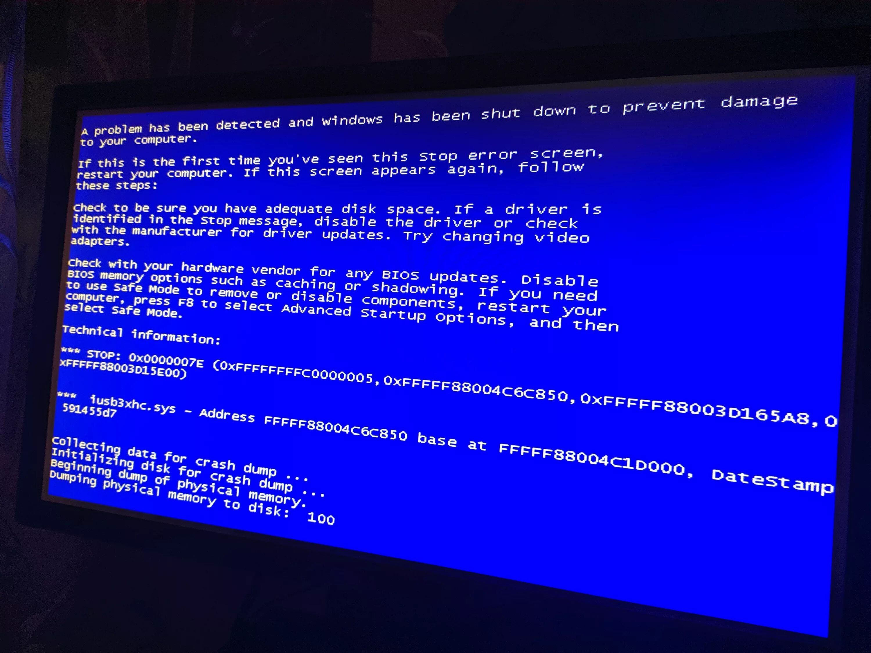 Синий экран. Синий экран восстановление системы. При загрузке компьютера голубой экран. Синий экран биос.