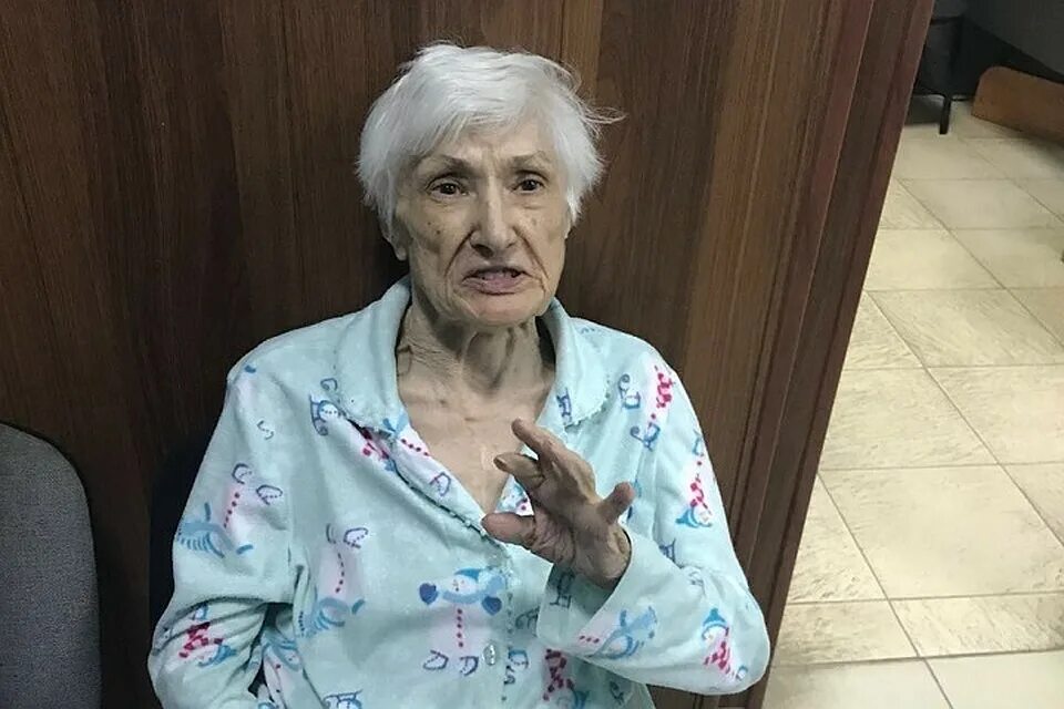 Бабушка сосед. Бабушка сосед. Старая квартира бабушки. Бабушка соседка. Пожилай женщина у двери.