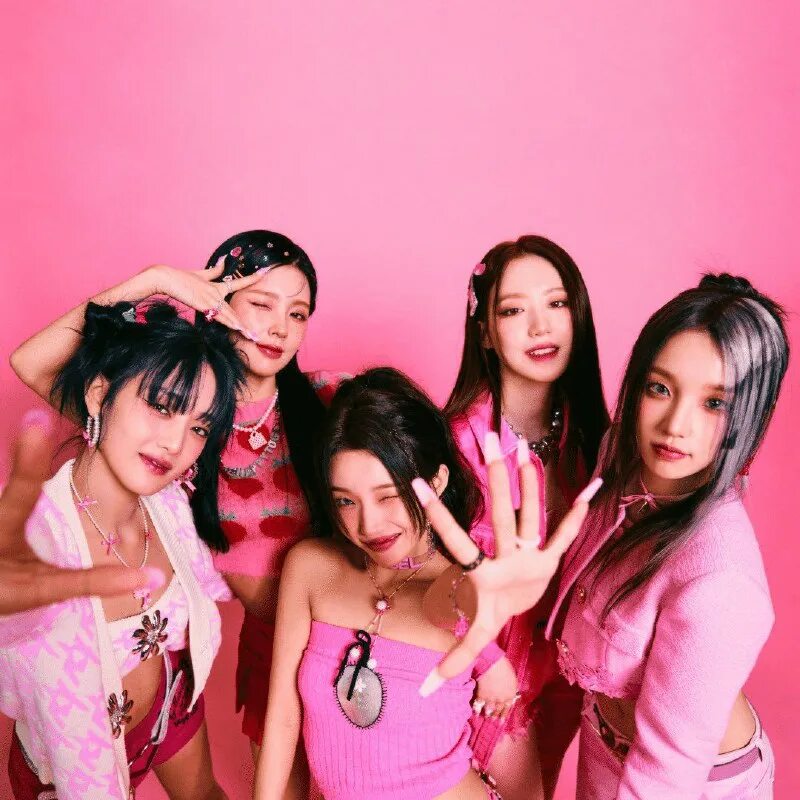 постеры джи айдл. юци айдл квинкард. G idle queencard. группа джи айдл. G idle queencard.