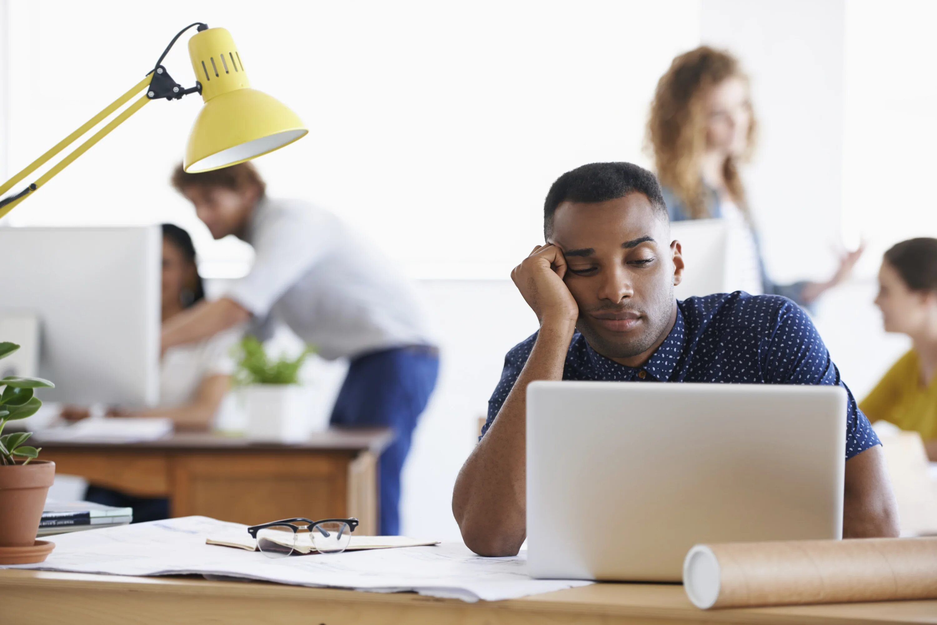 Boring jobs. Скучающий на работе. серые будни в офисе. job burnout. boring.