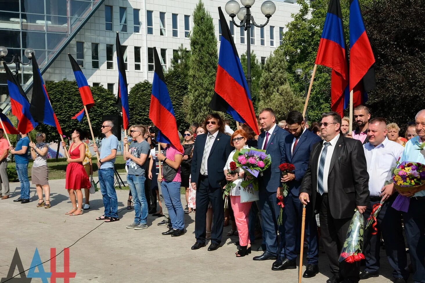 Дончане. Донецкая администрация. Областная администрация Донецк. Администрация Донецка 2014 год.