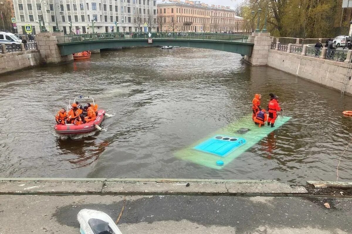 Упавший автобус в петербурге. Упавший автобус в петербурге