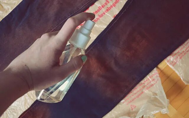 Выведение пятен с ткани:. Хлорка попала на одежду. Засохшая краска на одежде. Джинсы с пятнами. Краска для одежды.