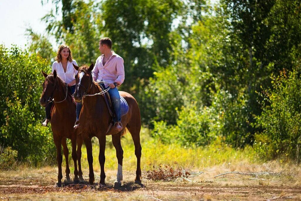 Riding complete. Horseback riding. наездник жокей всадник. верховая езда. наездник на лошади.