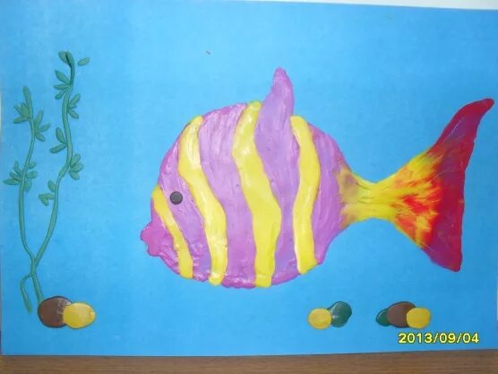 Пластилинография рыбка в подготовительной группе. Золотая рыбка пластилинография в подготовительной группе. Рыбка из пластилина для детей средней группы. Пластилинография рыбка старшая группа.