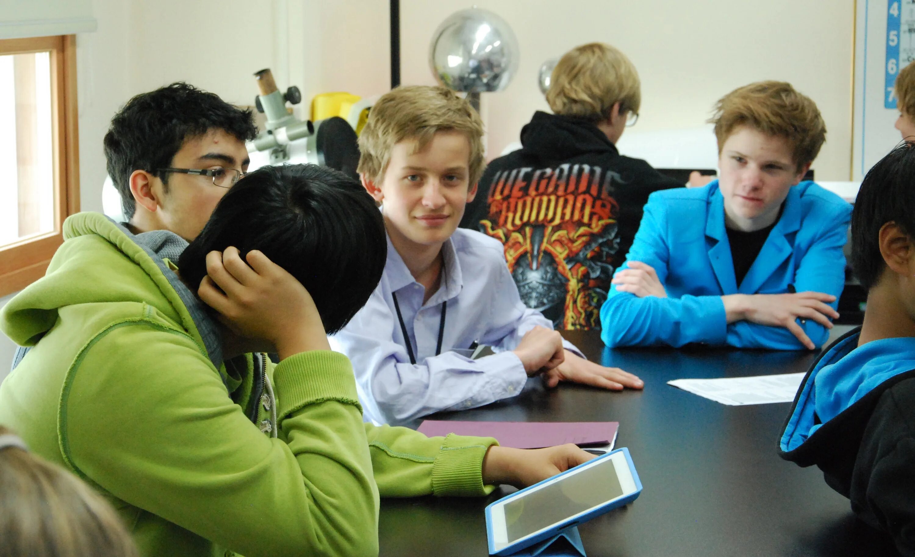 Ученик за партой. Обычный школьник. Бординг скул в англии. Средняя школа в англии. Обычные русские школы.