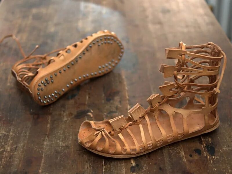 Первые сандали. Обувь древнего Рима Солеа. Обувь Solea в древнем Риме. Калиги обувь древний Рим. Сандали Солеа древний Рим.