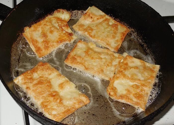 Пироги из лаваша на сковороде. Завтрак из лаваша. Лавашс кольасой и сыром. Лаваш с колбасой и сыром. Обжаренный лаваш с начинкой.