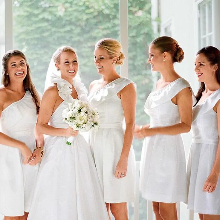 Можно ли надевать. Гости на свадьбе в белом. Платья на свадьбу для гостей невесты. Белое платье на свадьбу гостье. Платья для приглашенных на свадьбу.