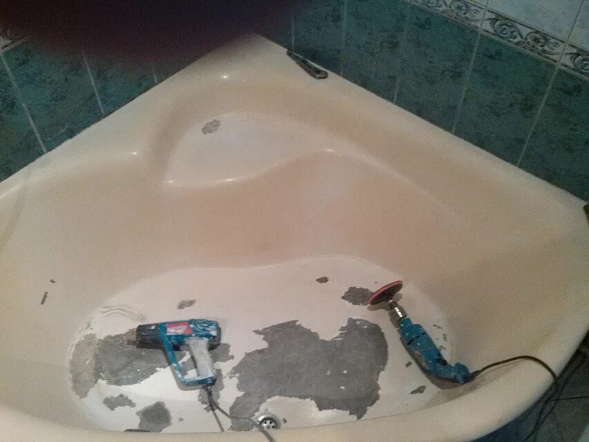 Поврежденная акриловая ванна. Разбитая акриловая ванна. Испорченная эмаль в ванной. Лопнула акриловая ванна.