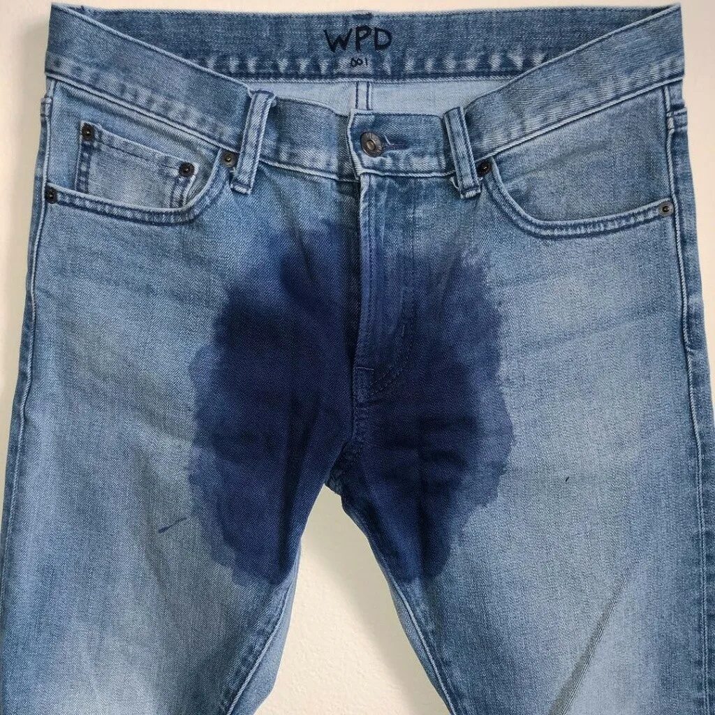 Парни в мокрых джинсах. Мужчина потек. Мужчина потек. Мужчина потек. Парень смотрит вниз фото.