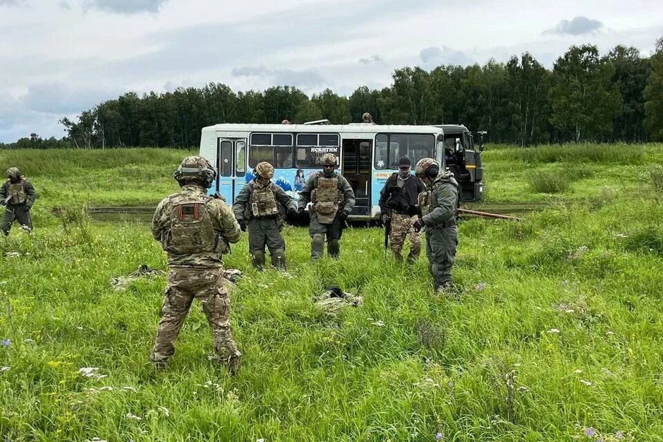 Предотвращение теракта в самарской области. Спецназ учения. Полицейские учения. Гру учения учения спецназа. Учения по азарт.