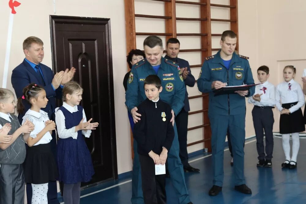 Погода озерское сахалинской корсаковского. Школа с озерское сахалинской. школа село озёрское. озерская школа сахалин. корсаков озерское.