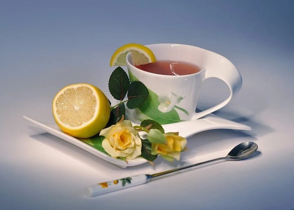 С добрым утром. Доброе утро чай с лимоном. Чашка чая с лимоном доброе утро. Чашечка чая для настроения.