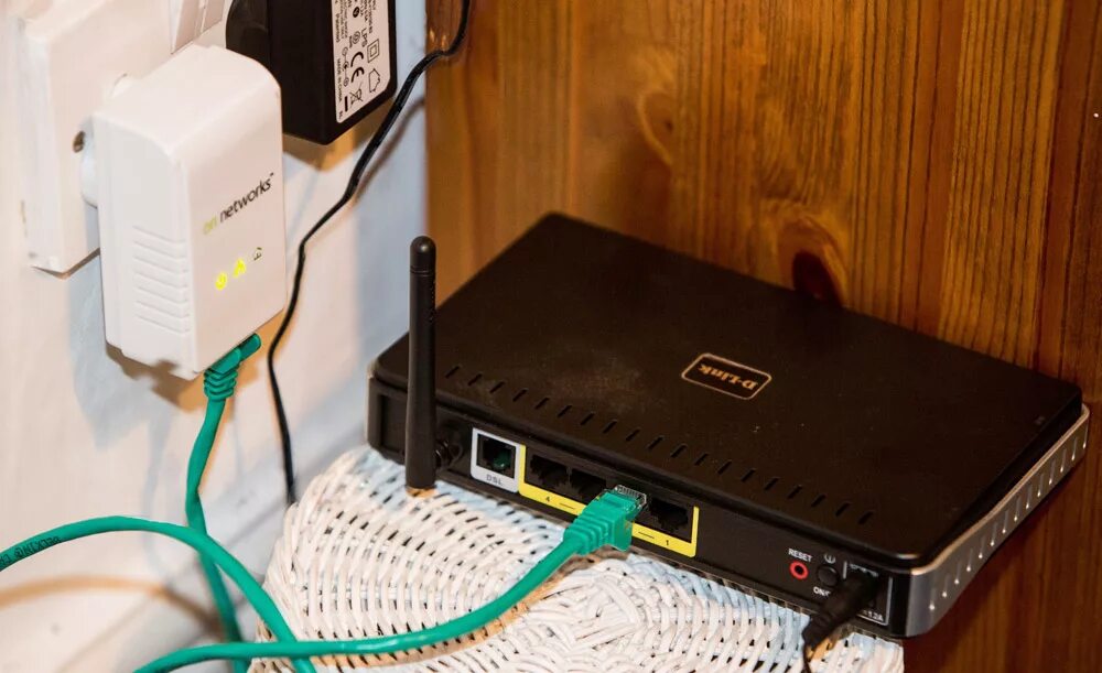 Два роутера в одной квартире. GPON WIFI роутер. Роутер Ростелеком GPON черный. Модем для оптоволокна с WIFI. Разъем GPON на роутере.