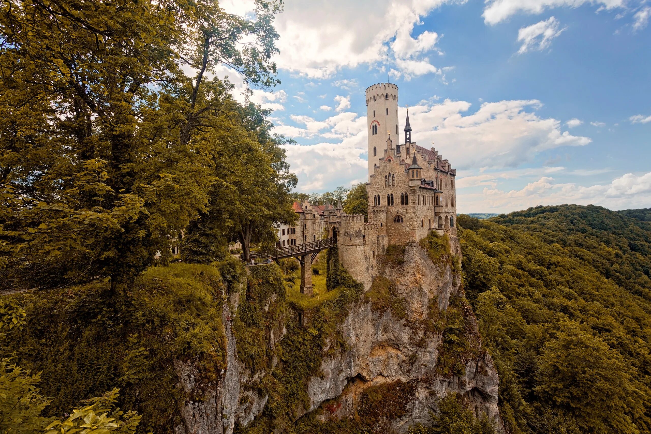 Ласточкино гнездо на скале в крыму. Замок данноттар шотландия. Лихтенштайн (замок в австрии). Замок на скале остров ардмор ирландия. Замок на скале остров ардмор ирландия.