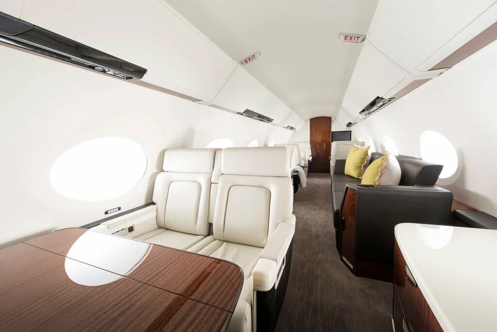 Интерьер самолета. Bombardier challenger 650 салон. Улучшенная отделка самолет. Гольфстрим 550 самолет. Улучшенная отделка самолет.