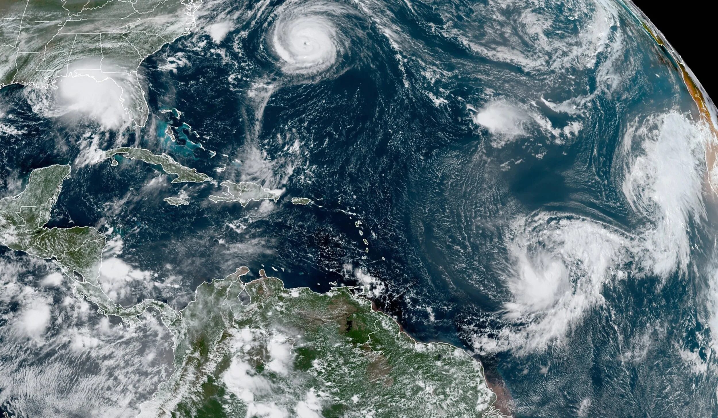 Гольфстрим из космоса. Ураган Атлантика. Атлантический океан снимок из космоса. Ураган в Атлантическом океане.
