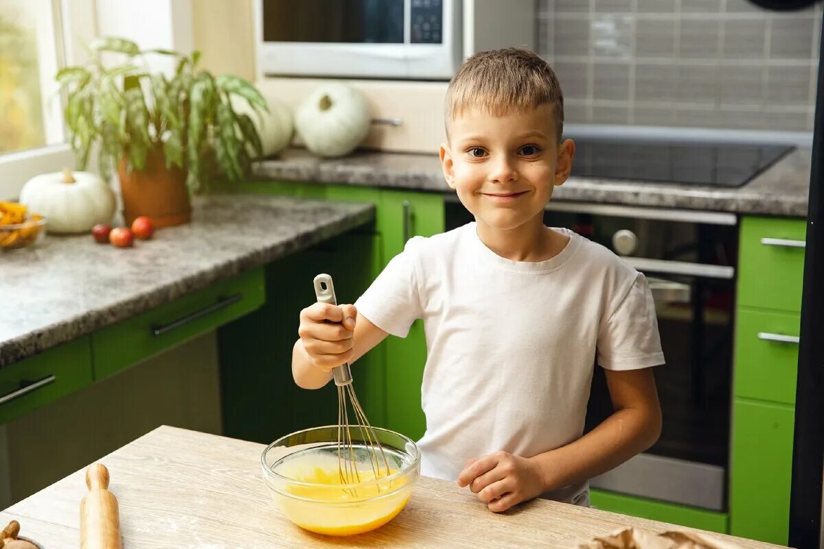Готовим для детей. Дети готовят сами. Мальчик готовит. Дети готовят еду. Варить малышу