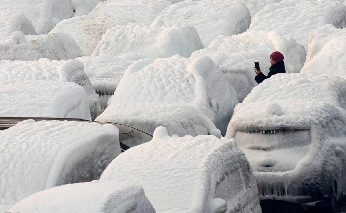 Ледяной шторм в китае. Замороженная машина. Обледеневшие машины во Владивостоке из Японии. Замерзшие машины из Японии. Владивосток замерзшие машины во льду.