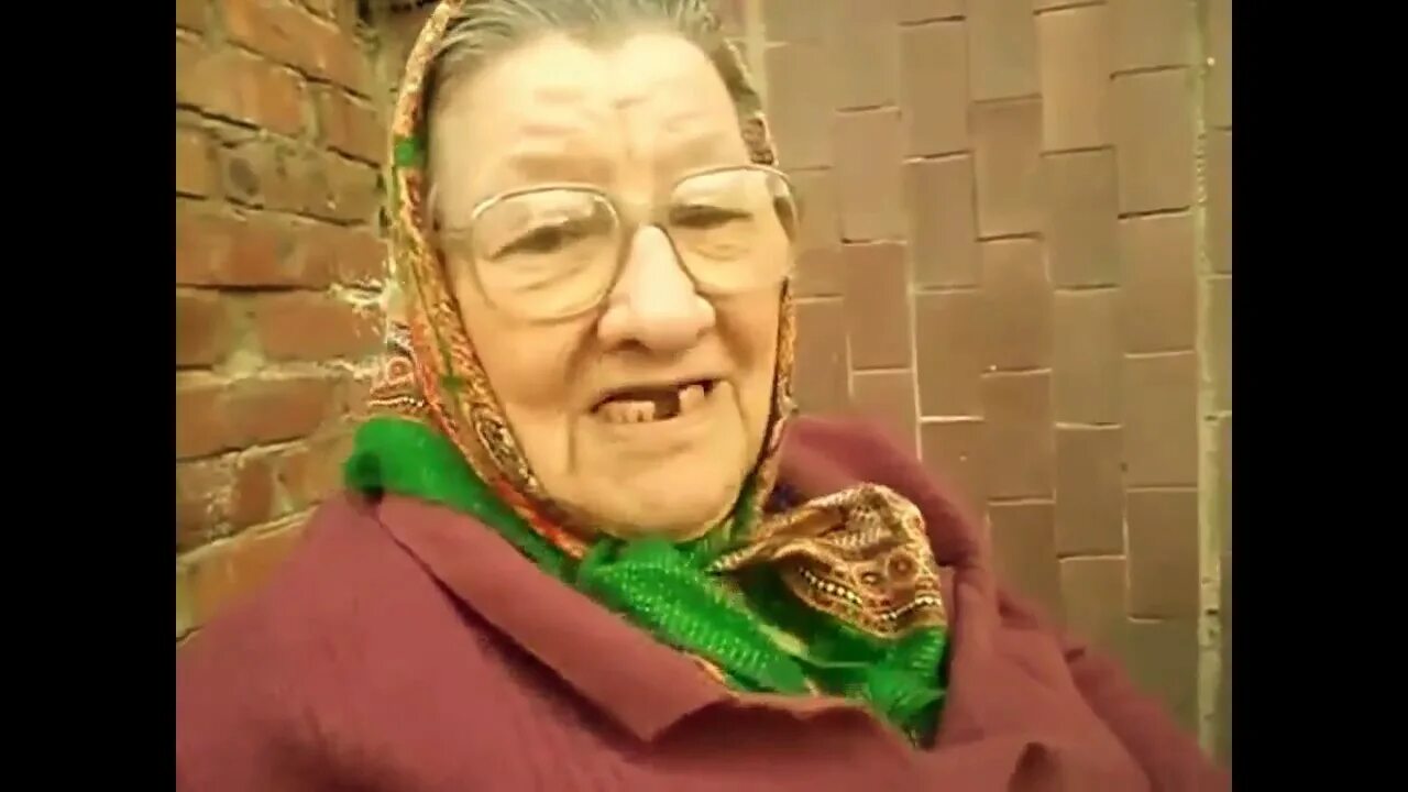 Видео бабка. Смешные ролики про бабушек. Смешное видит про Бабуше. Бабушка на роликах. Приколы про бабок видео.