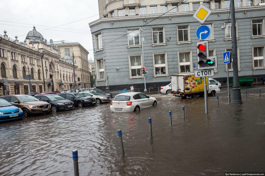 Затоп москвы. Ливни в москве 28 июня. Подтопления в москве. Вчерашний потоп в москве. Ливень в москве.