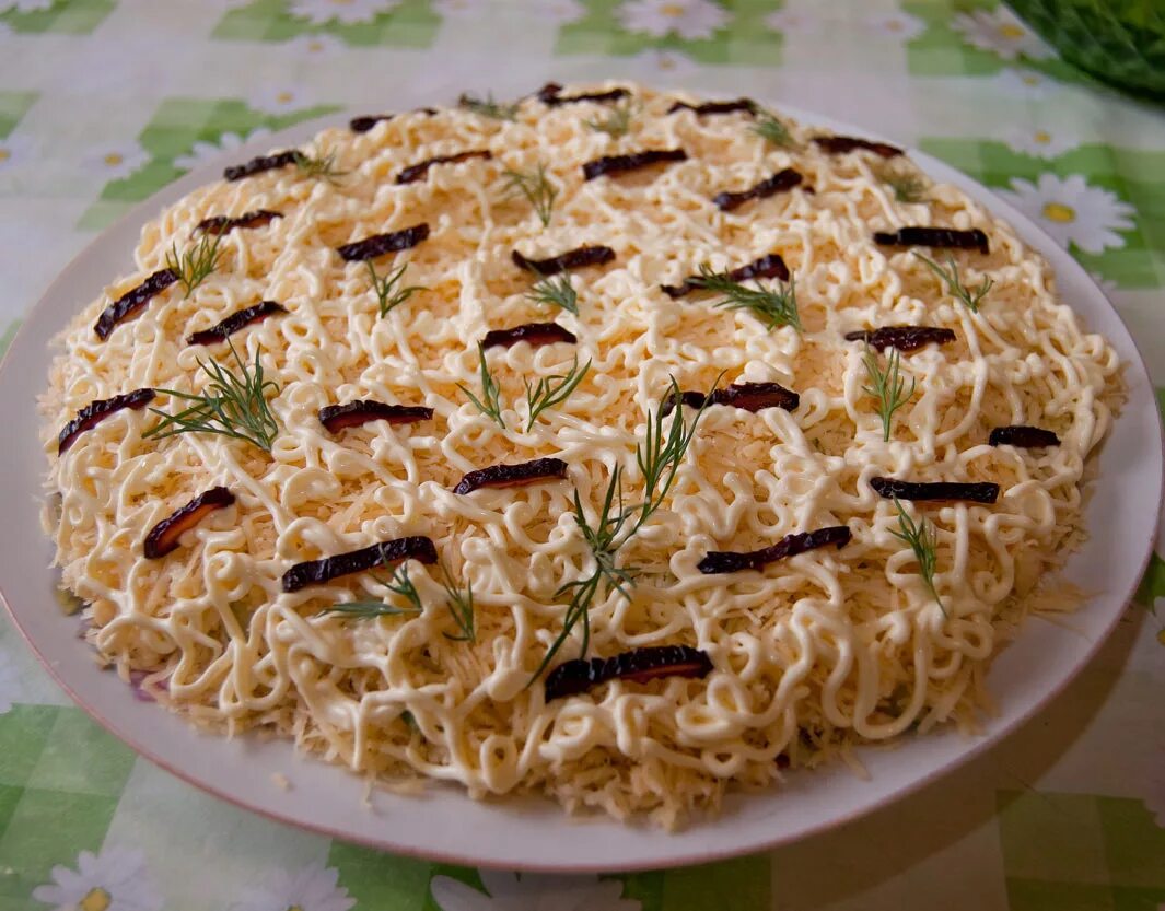 белая березка салат украшения. салат белая береза с курицей и грибами и черносливом. салат берёзовая роща с черносливом. салат белая березка с черносливом. салат белая березка с черносливом.