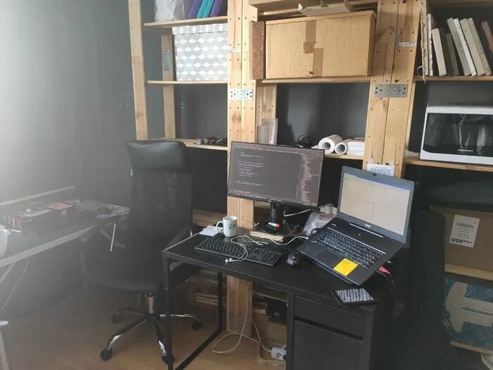 Удобный компьютерный стол. Рабочее место с 3 мониторами. Планировка современного офиса. Кабинет на угловом балконе. Офисный пк 2022.