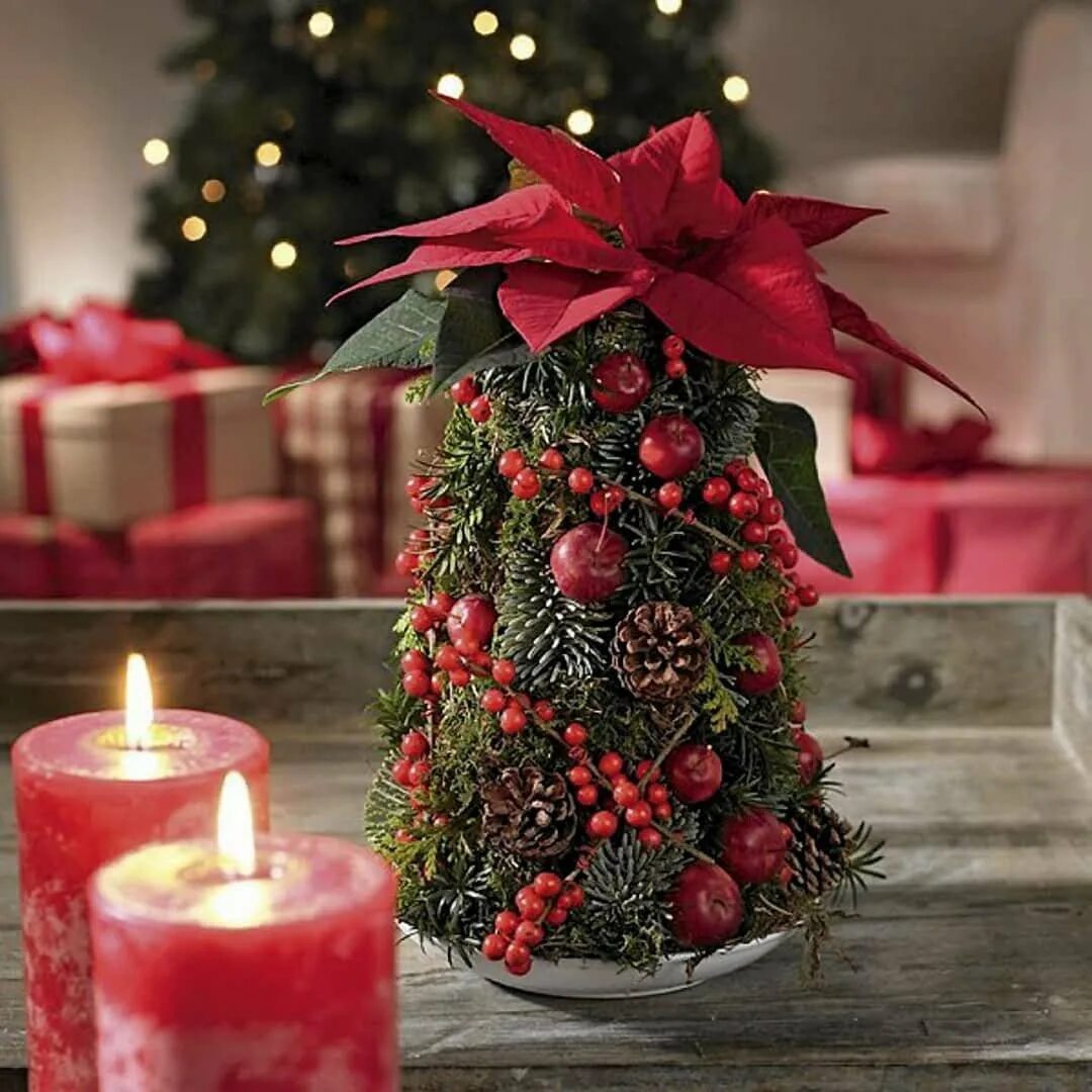 Искусственная елка украшенная. Елка из цветов своими руками. Новогодний топиарий. Пуансеттия на елку. Елка украшенная цветами.