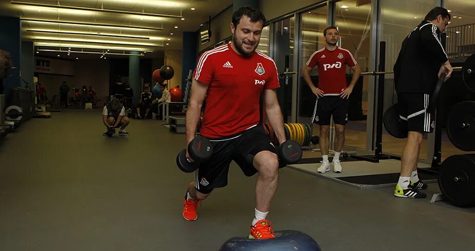 девушка тренируется. занятия на тренажерах. спортзал. занятия в зале. занятие спортом.