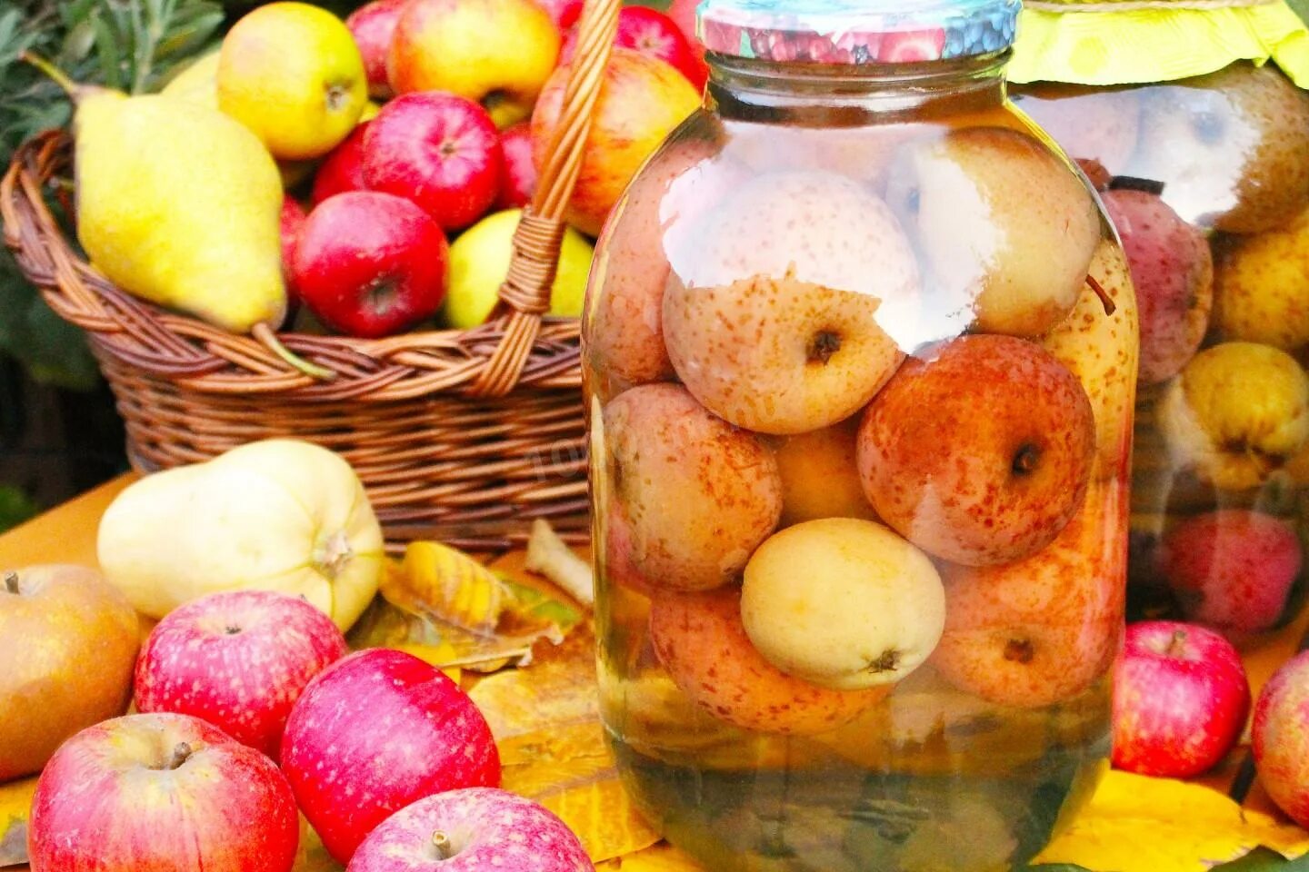 Компот из сухих яблок и груш. Компот из груш. Узвар украинский. Компот из сухих яблок и груш. Компот из яблок и груш.