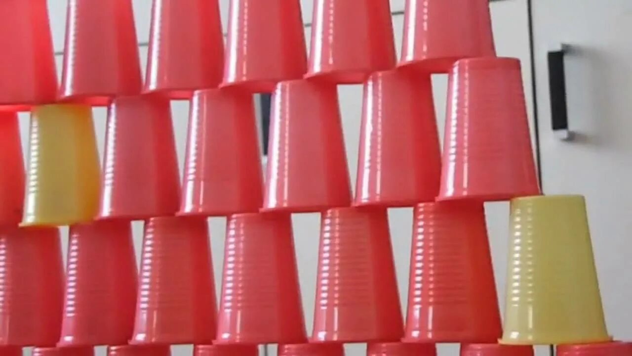 Башня из стаканчиков. Башенки из стаканчиков. Башня из стаканчиков. Башня из стаканчиков. Пирамида из пластиковых стаканов.