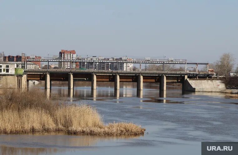 На сколько поднялась вода в тоболе сегодня. Река Тобол Курган. Река Тобол Курганская область. Плотина Тобол. Курганская область мост река Тобол.