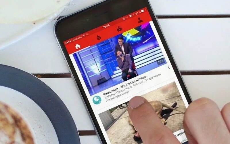 Ютуб с выключенным экраном приложение. Youtube на планшете. ютуб на экране телефона. ютуб на телефоне фото. лента ютуба телефон.