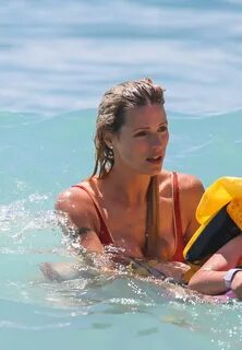 Michelle Hunziker Takes a Swim in Varigotti (31 Photos) .