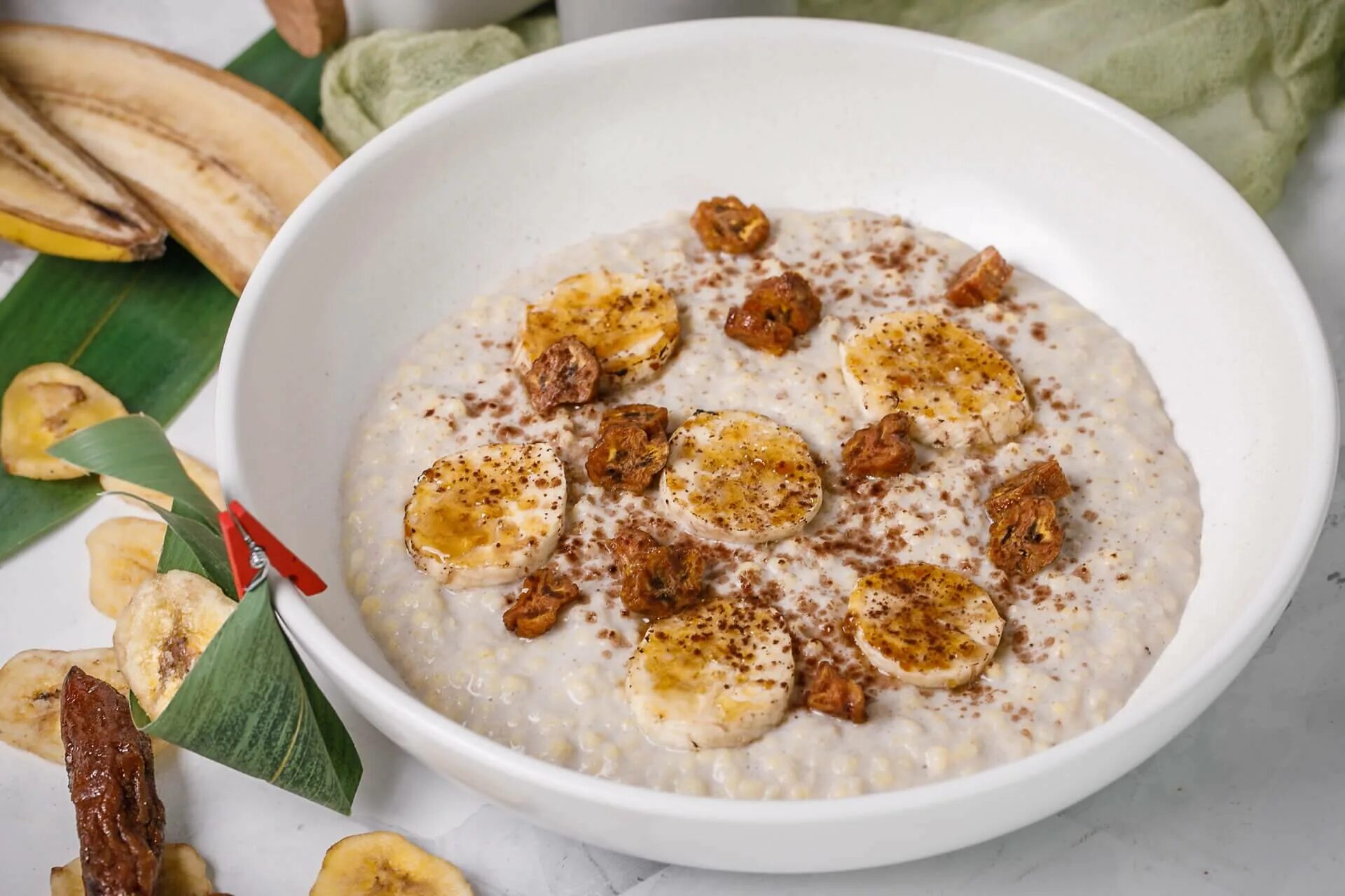 Овсяная каша на кокосовом молоке. Каша овсянка на молоке. Овсяша кокосовое молоко. Овсянка с кокосом. Овсяная каша с кокосом.