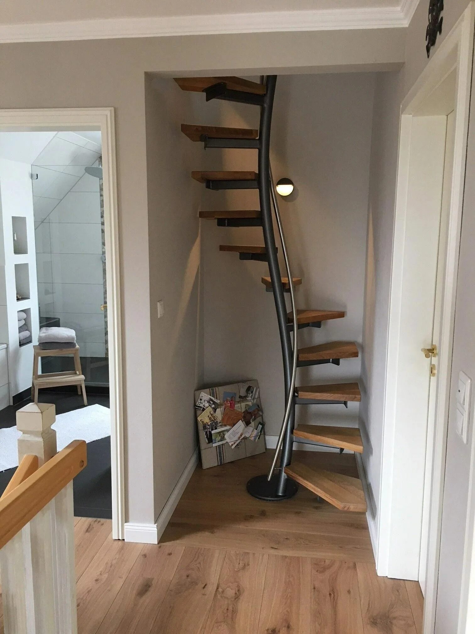 Лестница на второй этаж в маленьком доме. Лестница в проем 2х2м. Лестница стандарт лм-02. Компактная винтовая лестница. Узкая винтовая лестница.