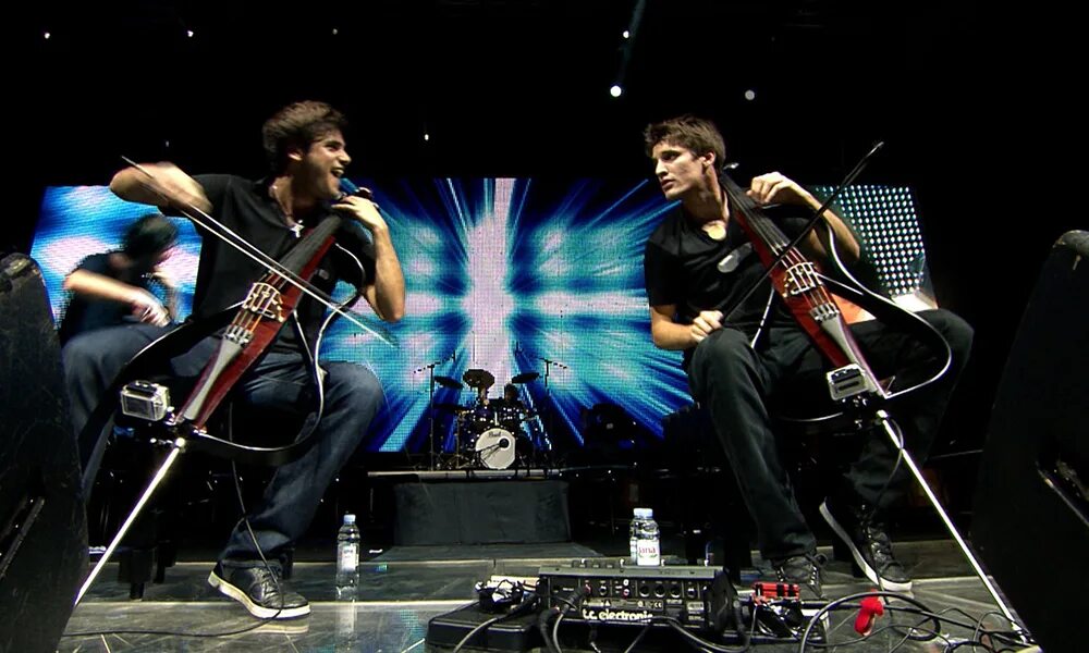 2cellos барабанщик. Classical Crossover исполнители. Классикал кроссовер. 2cellos тур.