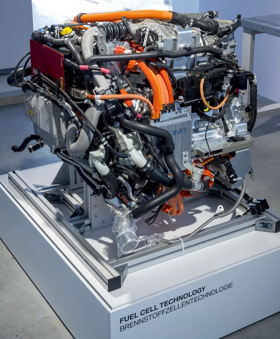 Топливо для двигателей автомобилей. BMW i8 hydrogen. Водородный двигатель БМВ. BMW i8 hydrogen fuel Cell. Водородный двигатель для автомобиля.